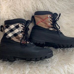 Burberry snow boot black size 30-40